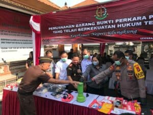 Kejaksaan Negeri Klungkung Ajak BNN Kab. Klungkung Musnahkan Barang Bukti Dari 9 Perkara Tindak Pidana